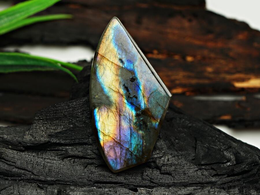 Labradorite properties