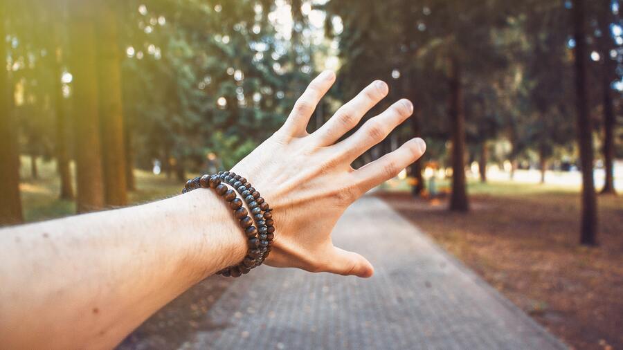 Using the bracelet in left wrist