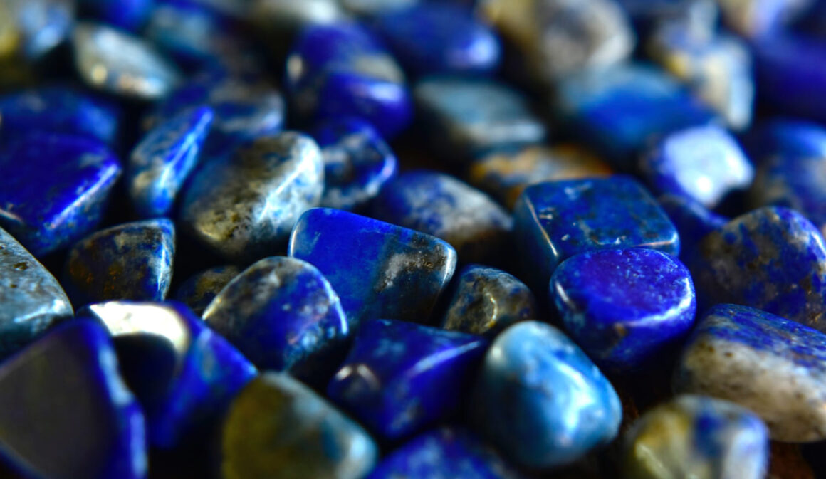 9 Lapis Lazuli Bracelet Benefits and Meaning (With Images)